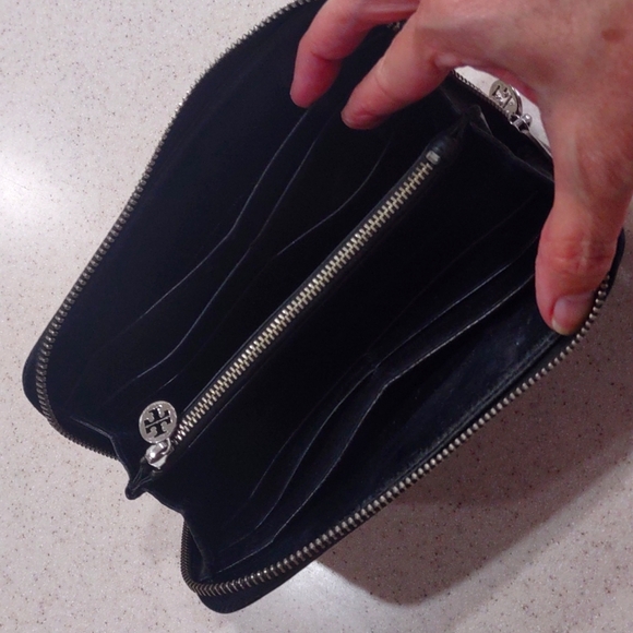 Tory Burch Miller Black Patent Leather Zip Around Continental Wallet EUC - Picture 5 of 13